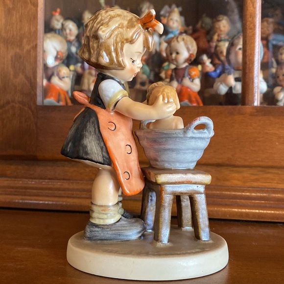 🖤TM6 ‘Doll Bath’ Hummel Goebel #319 - Picture 5 of 7